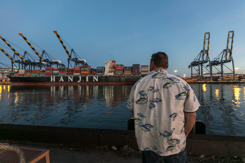 Illustration for article titled Why Are These Massive Cargo Ships Trapped at 29 U.S. Ports?